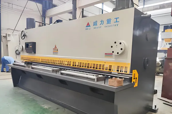 Steel plate shearing machine in the workshop